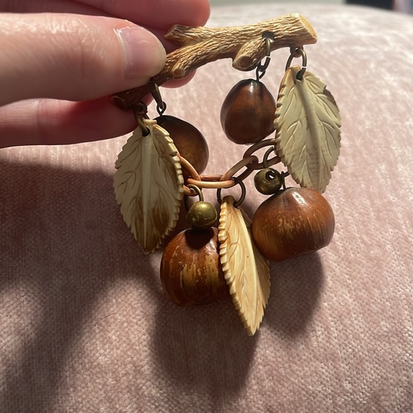 1940’s Celluloid Plastic Elegant Brown and Cream Leaf and Hazelnut Dangle Brooch - Picture 9 of 11